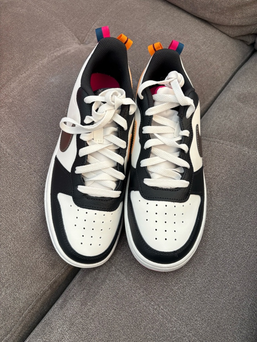 Nike Borough Low SE Sneaker B&W gold/silver Swoosh 6Y/7.5W - Picture 2 of 9